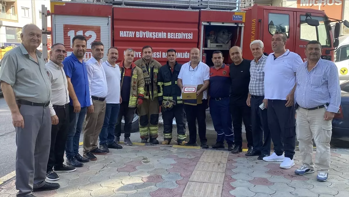 İskenderun'da Muhtarlardan İtfaiye Ekiplerine Sürpriz Pasta İkramı