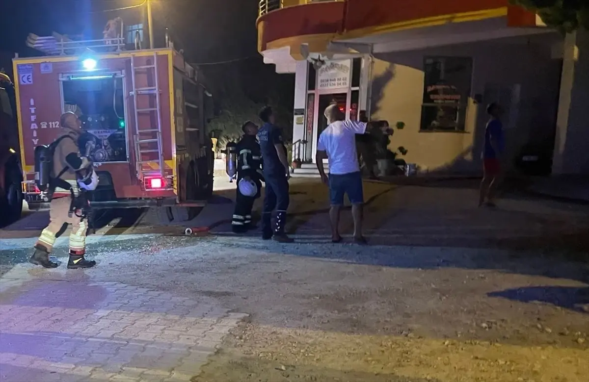Hatay'da Otelde Yangın: 11 Kişi Hastaneye Kaldırıldı