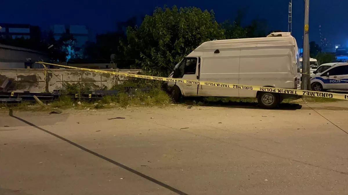 İskenderun'da Yolcu Otobüsü ile Hafif Ticari Araç Çarpıştı: Sürücü Yaralı