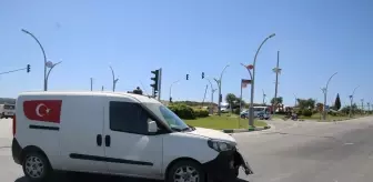 Hatay'da Otomobil ile Hafif Ticari Araç Çarpıştı: 2 Yaralı