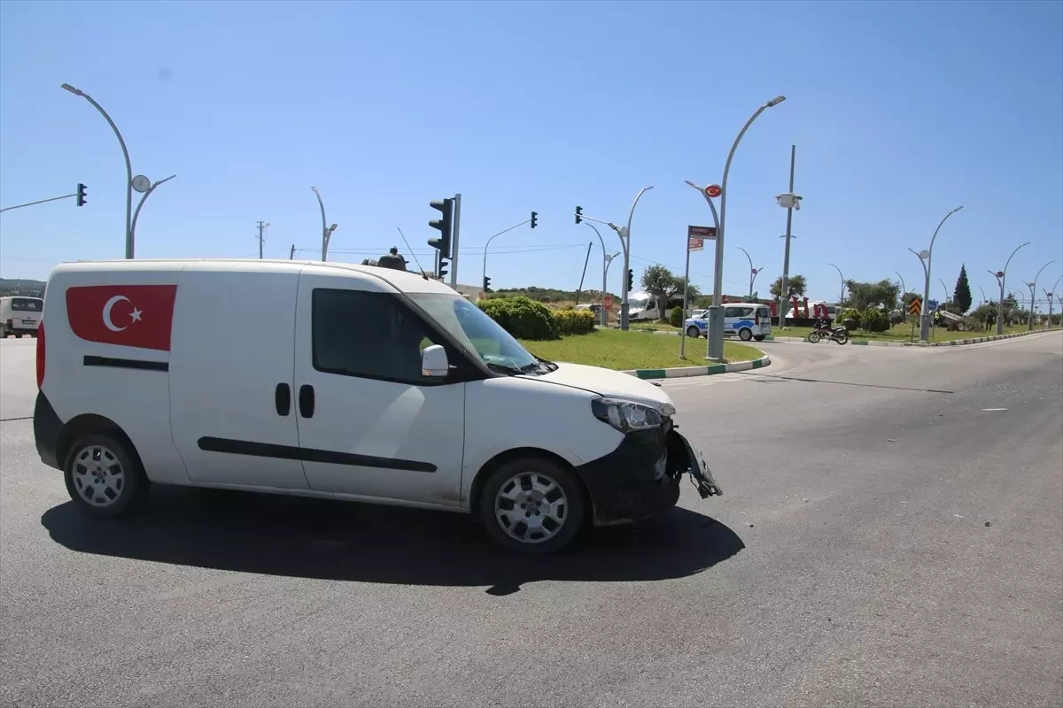 Hatay'da Otomobil ile Hafif Ticari Araç Çarpıştı: 2 Yaralı
