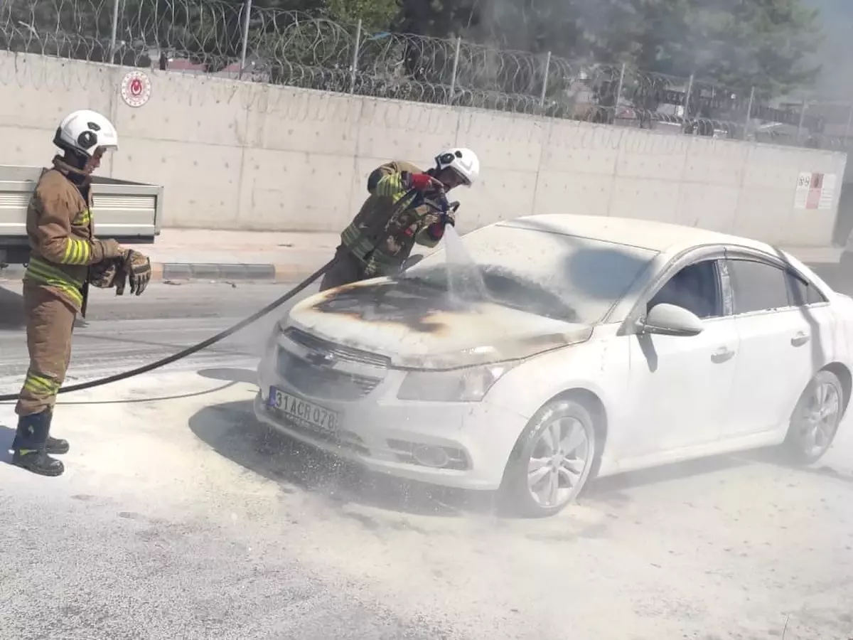 İskenderun'da Otomobil Yangını Kısa Sürede Söndürüldü