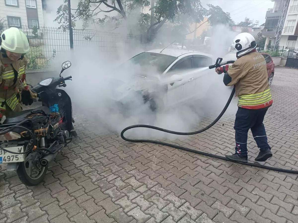 Hatay'da Park Halindeki Otomobilden Motosiklete Sıçrayan Yangın Söndürüldü