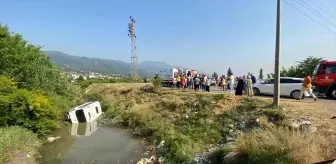 Dörtyol'da Minibüs Otomobile Çarptı, 4 Yaralı