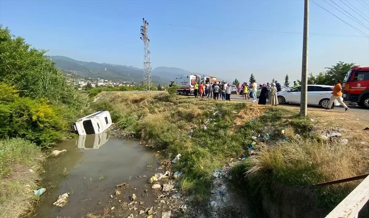 Dörtyol'da Minibüs Otomobile Çarptı, 4 Yaralı