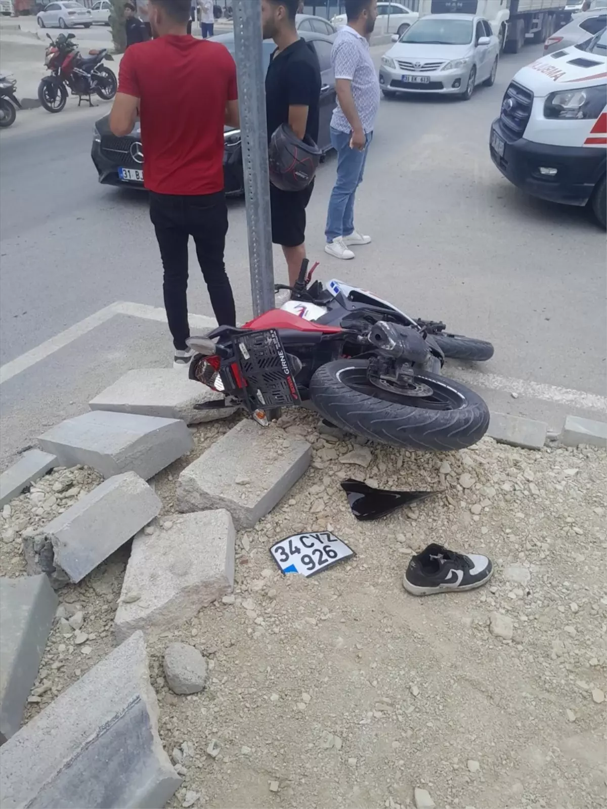 Samandağ'da Motosiklet ve Otomobil Çarpıştı: Sürücü Yaralandı