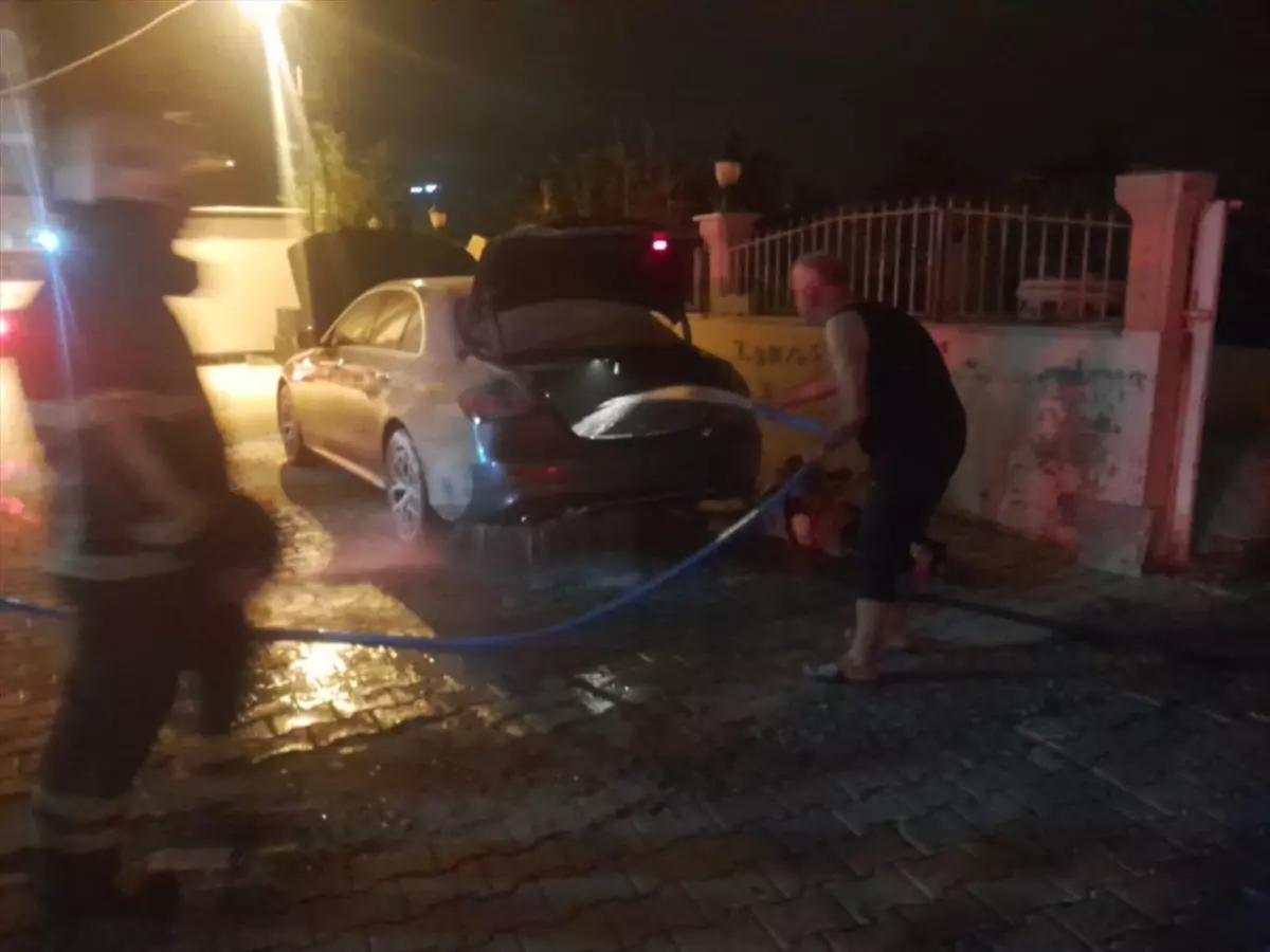 Hatay'da Kundaklanan Otomobil Kullanılamaz Hale Geldi