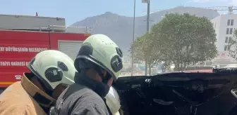 Antakya'da Park Halindeki Otomobilde Yangın Çıktı