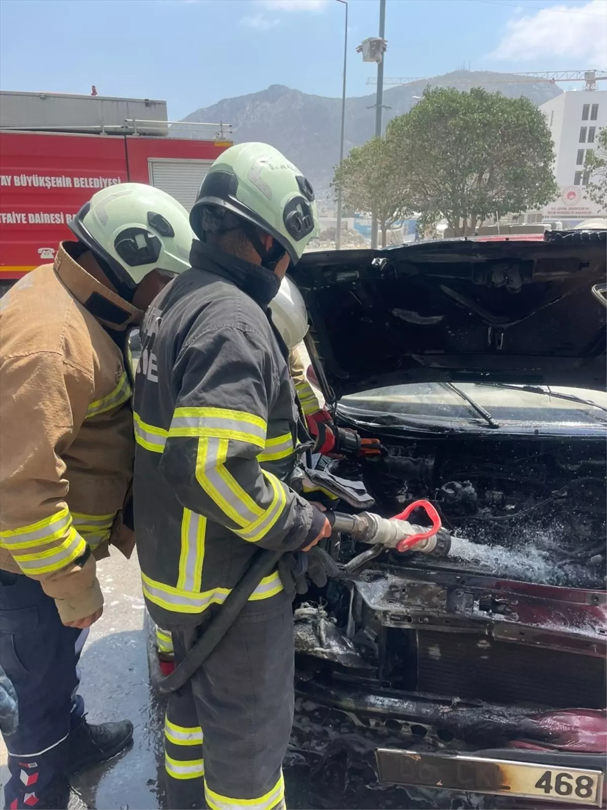 Antakya'da Park Halindeki Otomobilde Yangın Çıktı