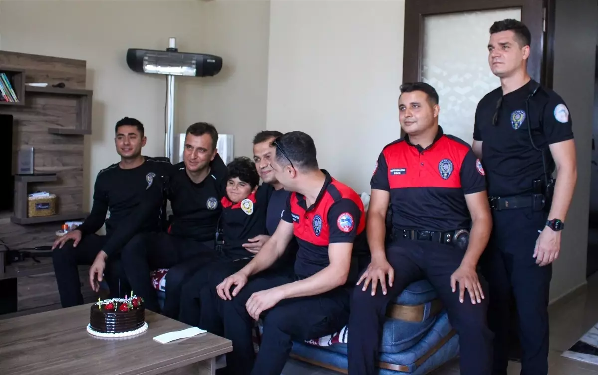 Polis Ekiplerinden Kas Hastası Çocuğa Sürpriz Doğum Günü Kutlaması