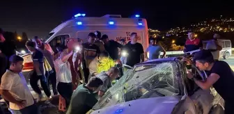 Hatay'da Refüje Çarpan Otomobilde 4 Yaralı
