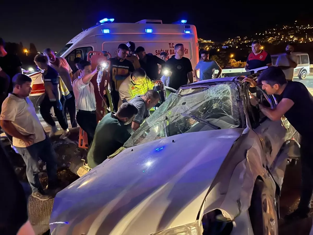 Hatay'da Refüje Çarpan Otomobilde 4 Yaralı