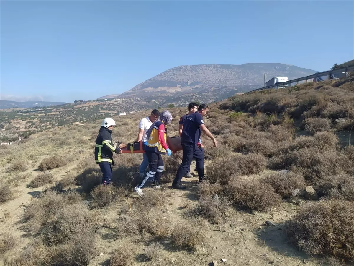 Hatay'da Hafif Ticari Araç Şarampole Devrildi: Sürücü Yaralandı