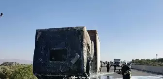 Hatay'da Seyir Halindeki Tırda Yangın Çıktı