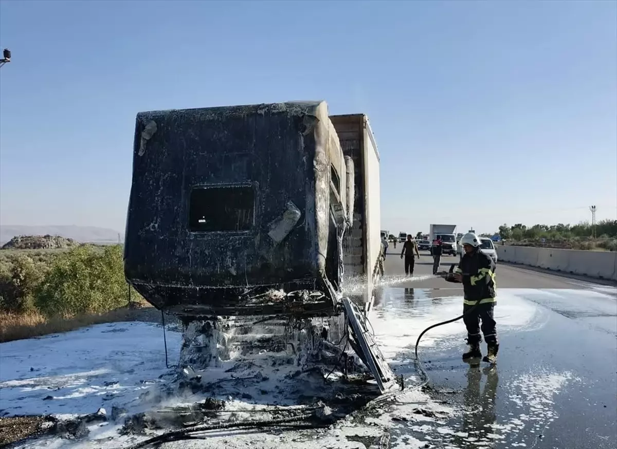 Hatay'da Seyir Halindeki Tırda Yangın Çıktı