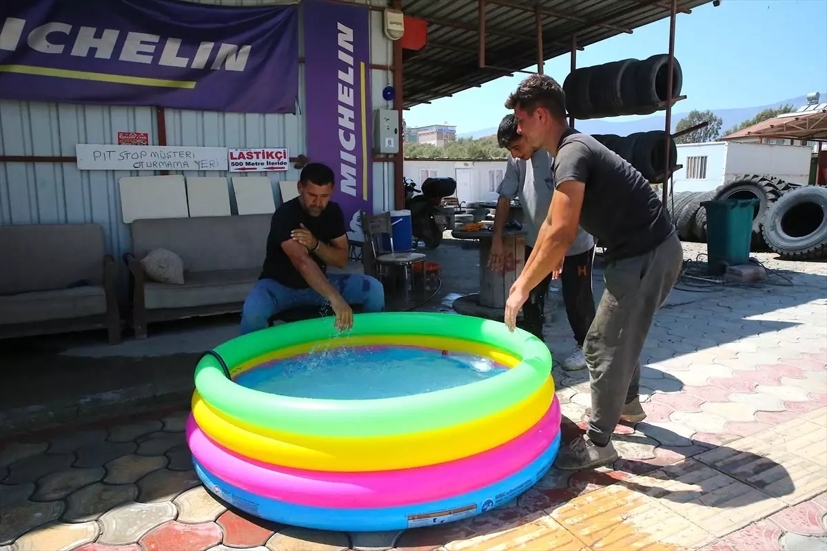 Sıcaktan Bunalan Esnaf Şişme Havuzda Serinliyor