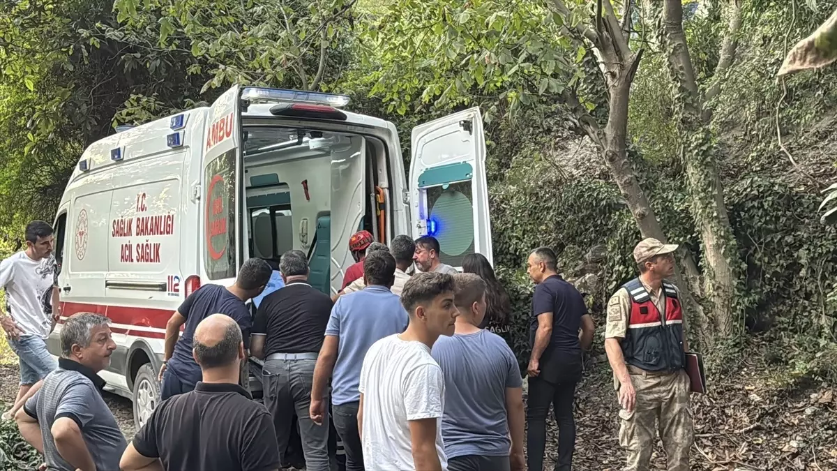 Dörtyol'da Uçuruma Devrilen Traktörün Sürücüsü Yaralandı