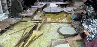 Dörtyol'da Kadınlar Depremzede Cami İçin Ekmek Pişiriyor