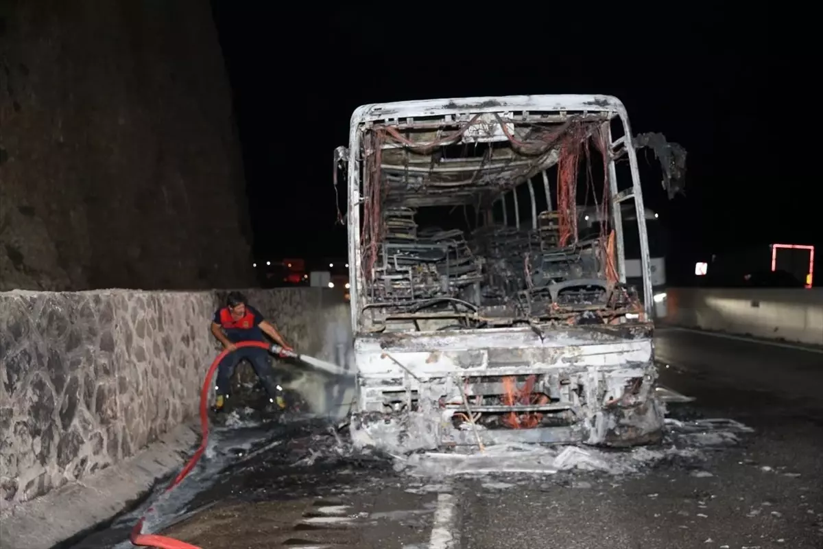 Belen'de Yolcu Otobüsünde Yangın Çıktı
