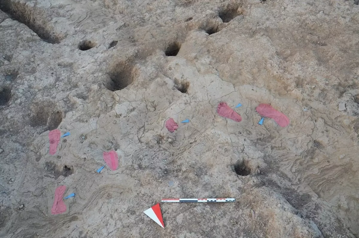 Hatay'daki Kazılarda 5200 Yıl Öncesine Ait 5 İnsan Ayak İzi Bulundu