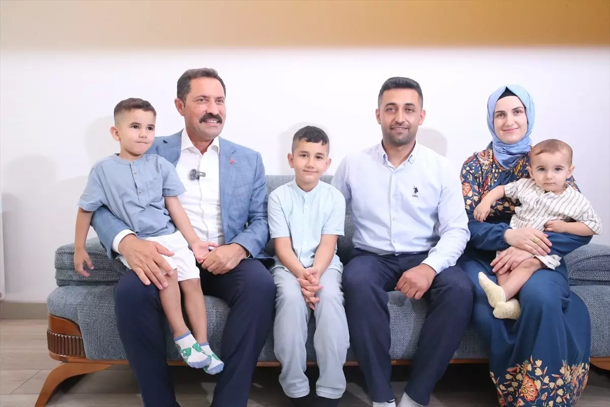 Hatay Valisi Masatlı'dan yeni yuvasına kavuşan depremzede aileye ziyaret