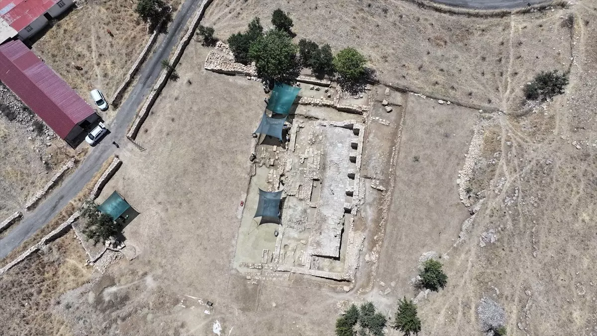 Hava sıcaklığının 45 dereceyi bulduğu Güneydoğu'da tarihin izini sürüyorlar