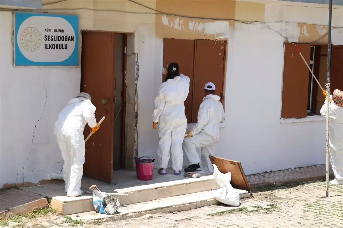 AFAD Ekibi, Köy Okulunu Güzelleştirmek İçin Seferber Oldu