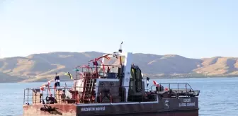 Hazar Gölü'nde Deniz Temizleme Aracı Hizmete Girdi