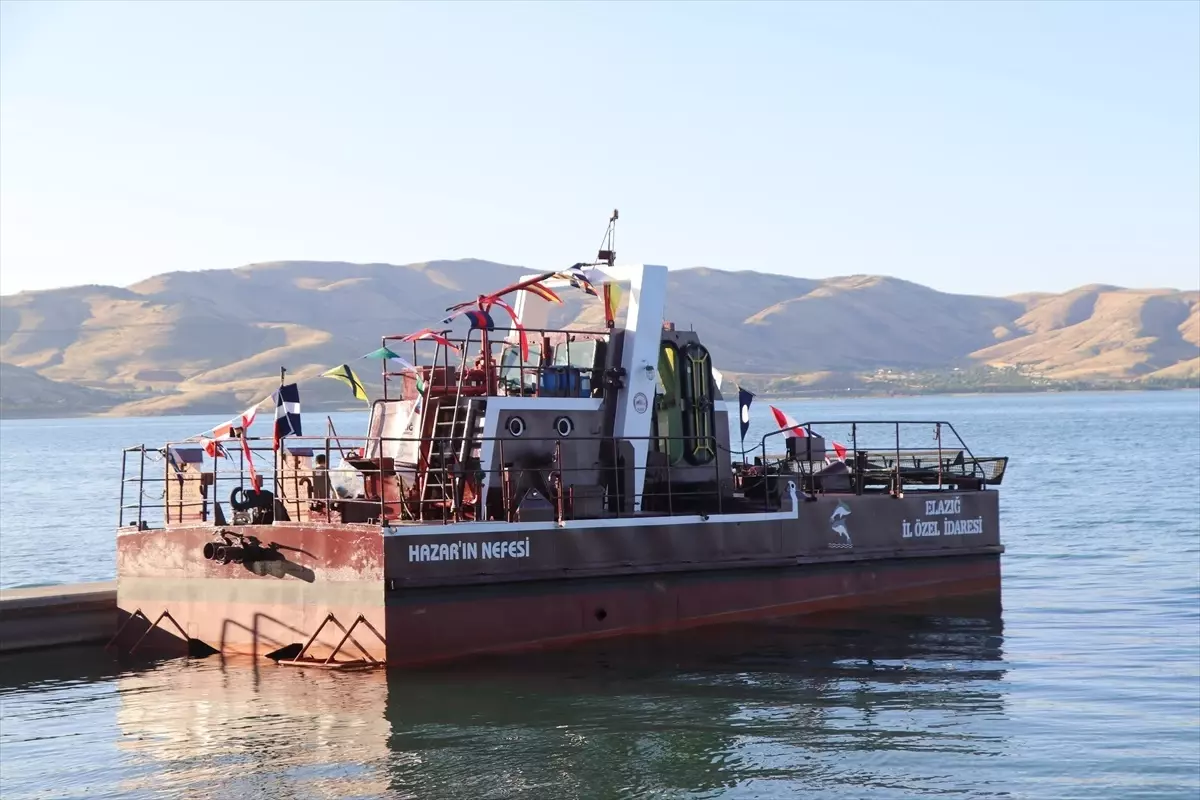 Hazar Gölü'nde Deniz Temizleme Aracı Hizmete Girdi