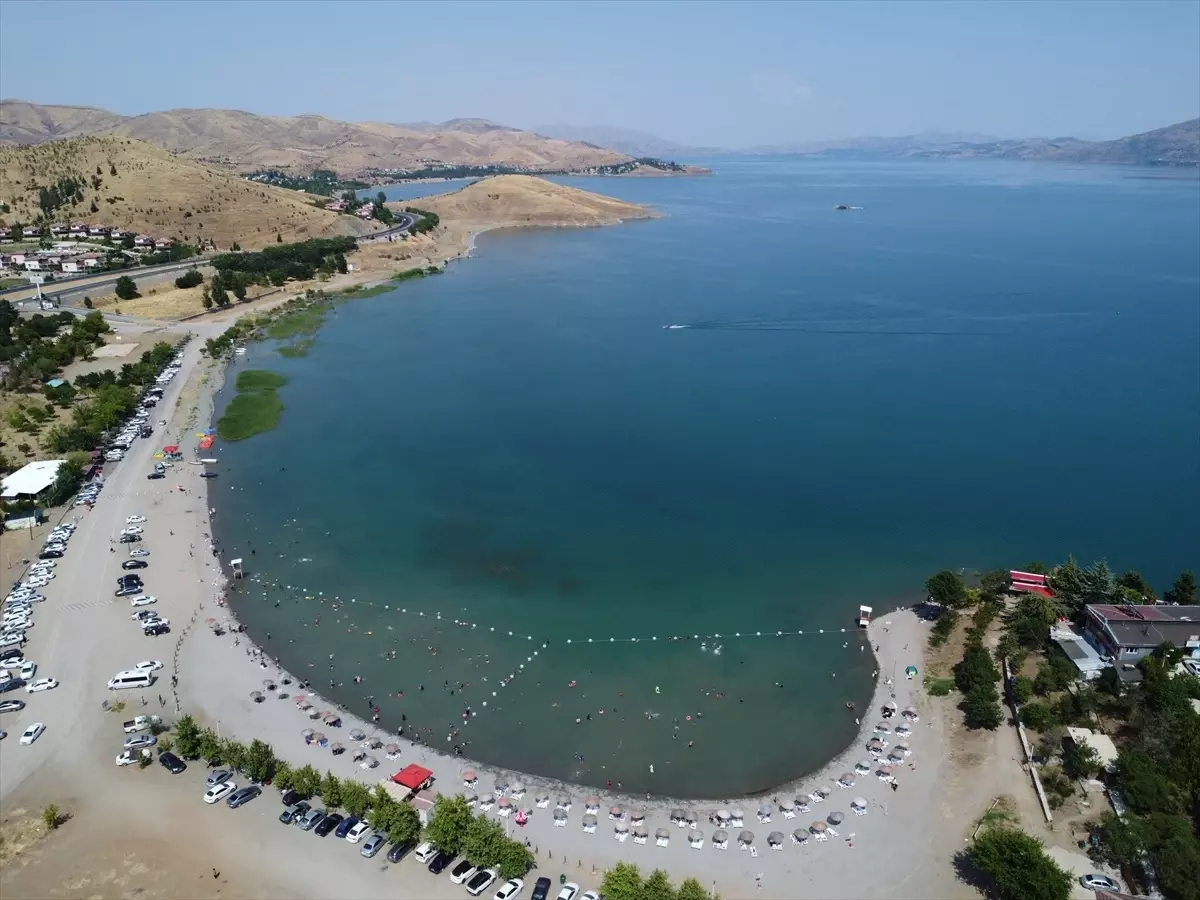 Hazar Gölü, Yaz Sıcaklarında Tatilcilerin Gözdesi