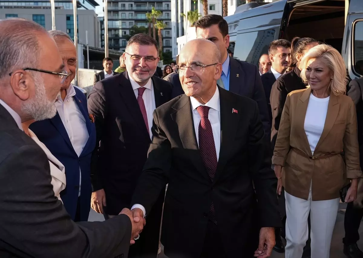Hazine ve Maliye Bakanı Şimşek İzmir'de çeşitli ziyaretlerde bulundu