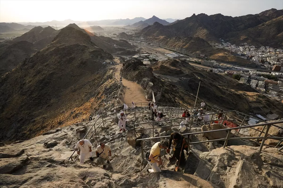 Hacı Adayları Hira Mağarası'nda Duygusal Anlar Yaşadı