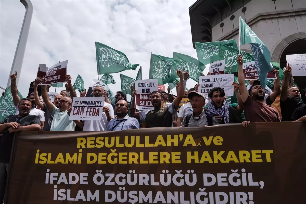 Hazreti Muhammed'e Yönelik Karikatür Protesto Edildi