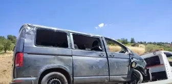 Bitlis'te Hafif Ticari Araç Takla Attı: 3 Yaralı