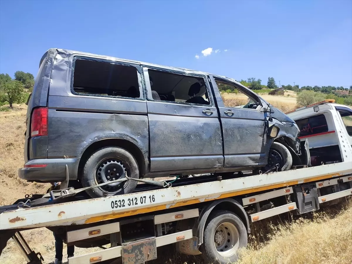 Bitlis'te Hafif Ticari Araç Takla Attı: 3 Yaralı
