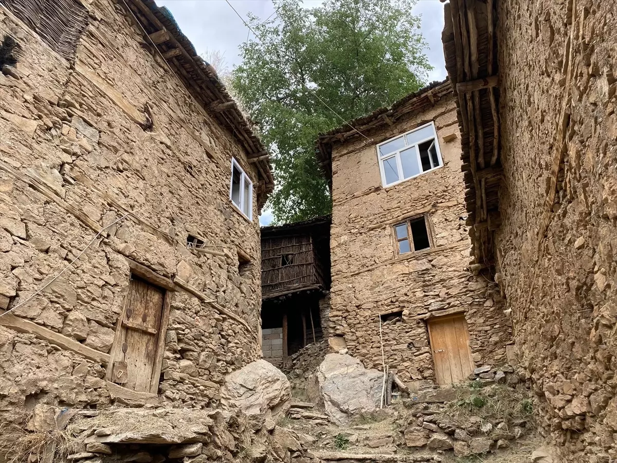 Bitlis Hizan'da Tarihi Taş Evler Turizme Katkı Sunuyor