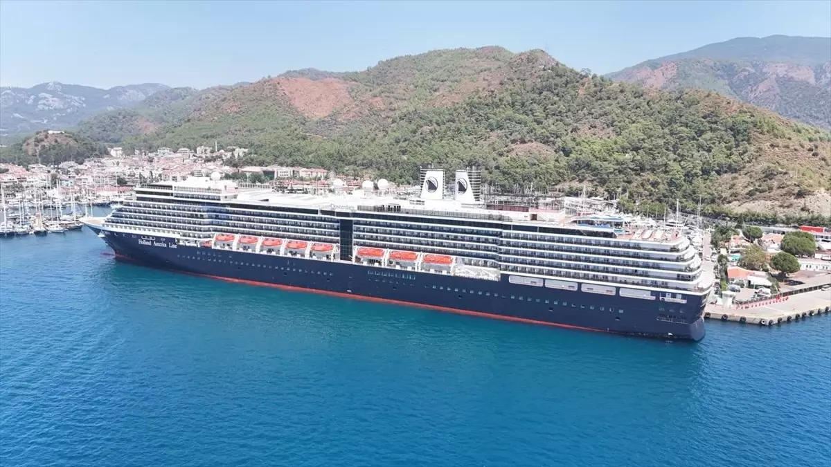 Hollanda Bayraklı Kruvaziyer 'Oosterdam' Marmaris'e Geldi