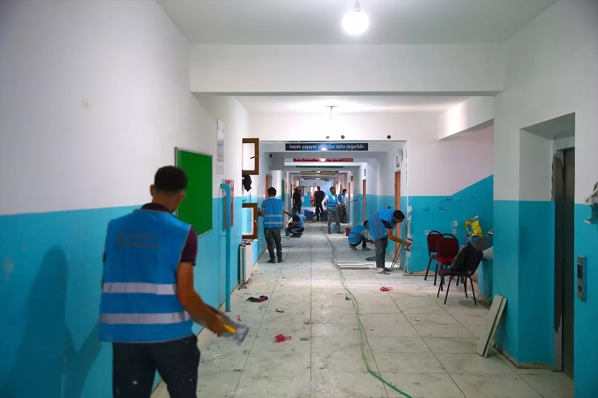 Diyarbakır'da Hükümlüler Okulları Yeniden Boyuyor