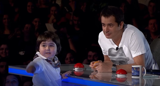 Hülya avşar poposunu ısırmıştı! Minik Baha şimdi genç bir delikanlı Hülya avşar poposunu ısırmıştı! Minik Baha şimdi genç bir delikanlı