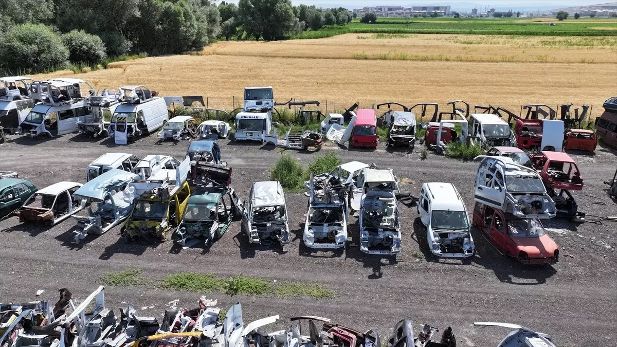 Kayseri'de Hurda Araçlardan Mobilya Aksesuarı Üretimi