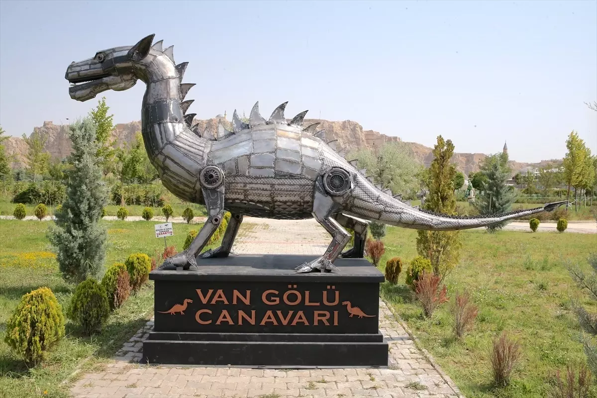 Van Gölü Canavarı Heykeli 350 Bin Liraya Satıldı