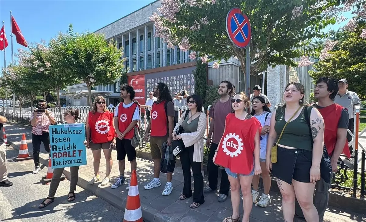 İBB Önünde İşten Çıkarılan İşçiler İçin Zincirli Eylem