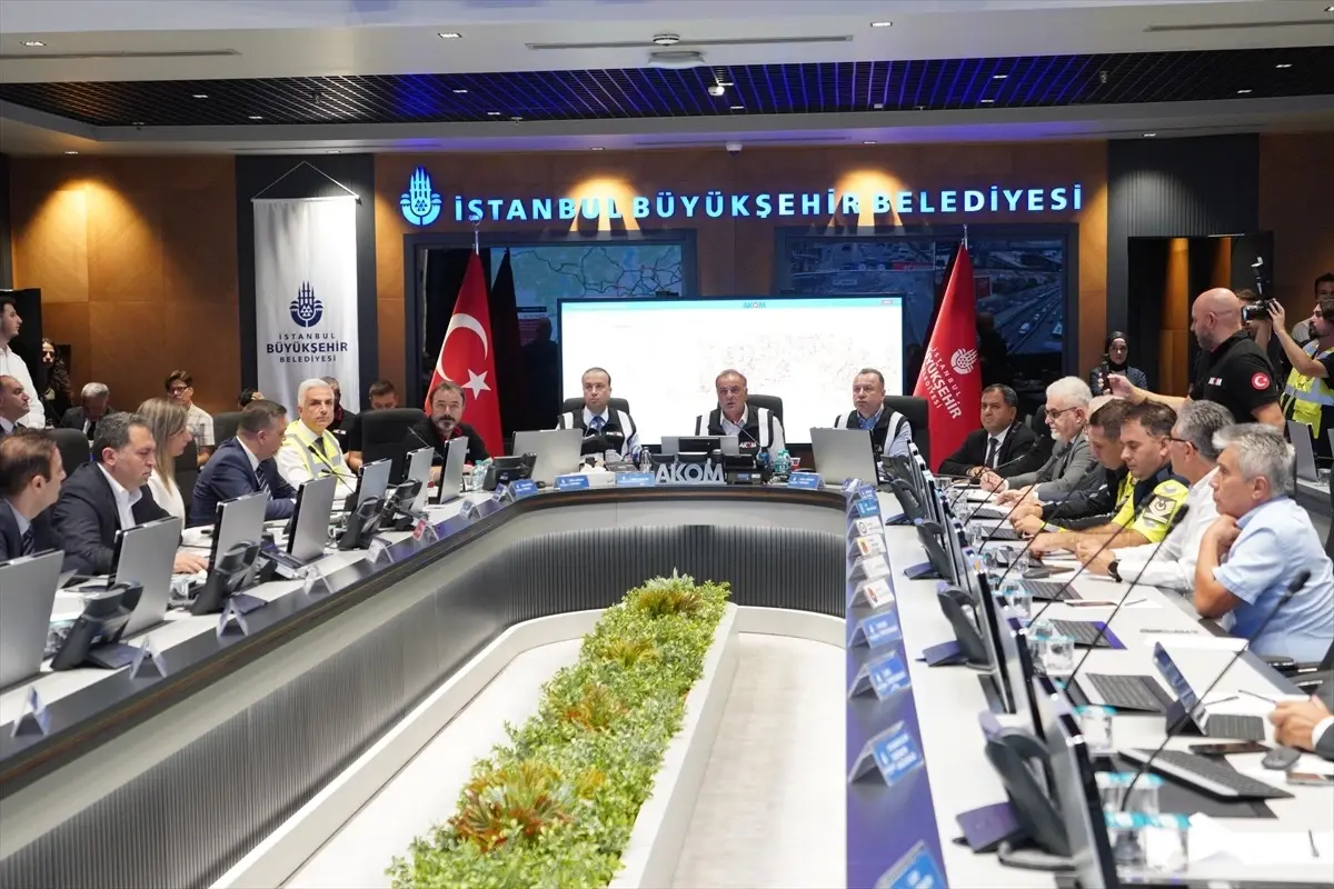 İBB, Okulların Açılmasıyla Trafik Yoğunluğunu Başarıyla Yönetiyor
