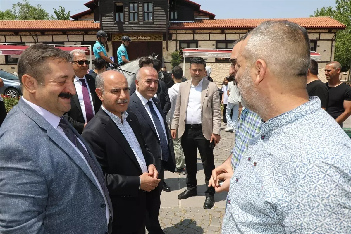 İçişleri Bakan Yardımcısı Aktaş, Elazığ'da vatandaşlar ve güvenlik güçleriyle bayramlaştı
