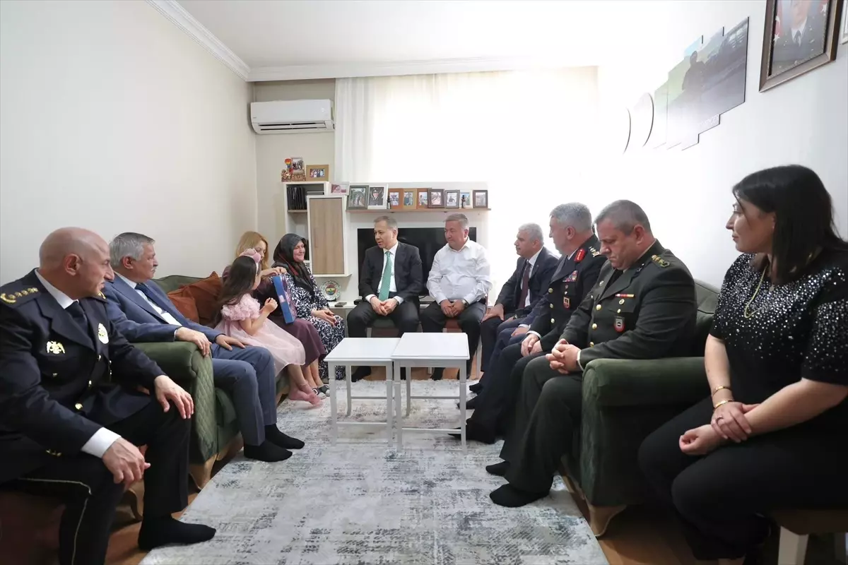İçişleri Bakanı Ali Yerlikaya, Konya'da şehit ailesini ziyaret etti