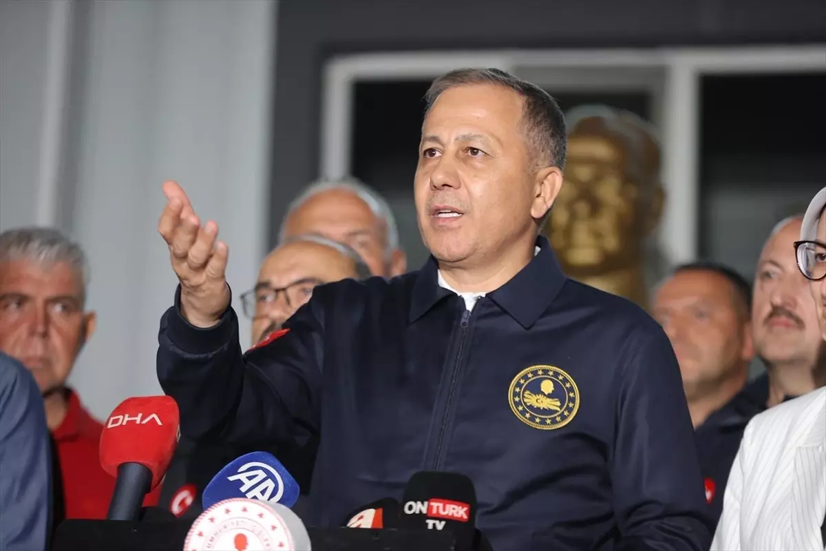 İçişleri Bakanı Yerlikaya, 6,1 büyüklüğünde depremin yaşandığı Sındırgı'da açıklama yaptı Açıklaması