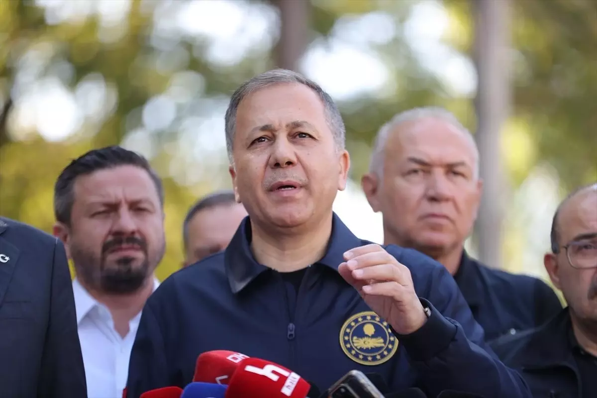 İçişleri Bakanı Yerlikaya, 6,1 büyüklüğünde depremin yaşandığı Sındırgı'da konuştu Açıklaması