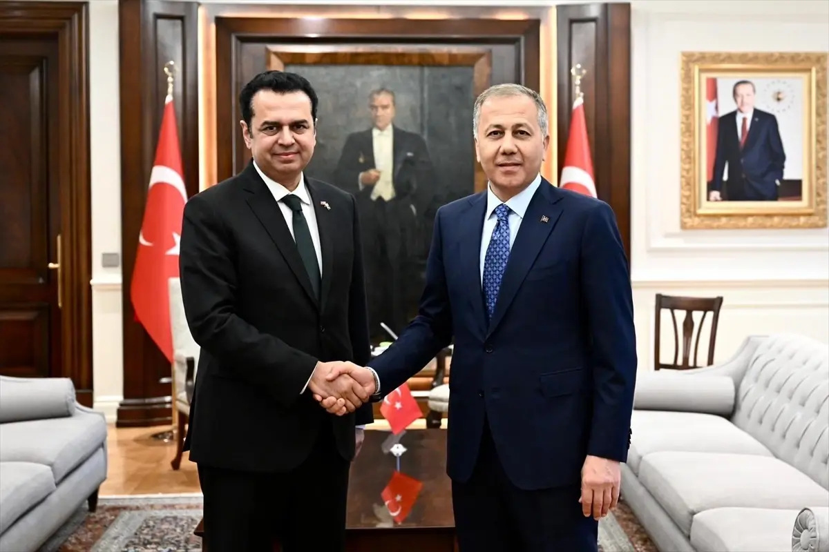 İçişleri Bakanı Yerlikaya, Pakistanlı Mevcut Bakan ile Görüştü
