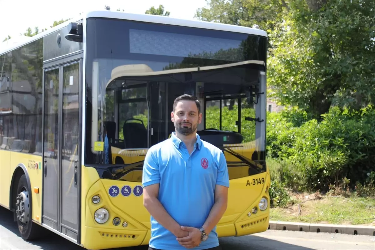 İETT Şoförü, Yanan Türk Bayrağına Müdahale Etti
