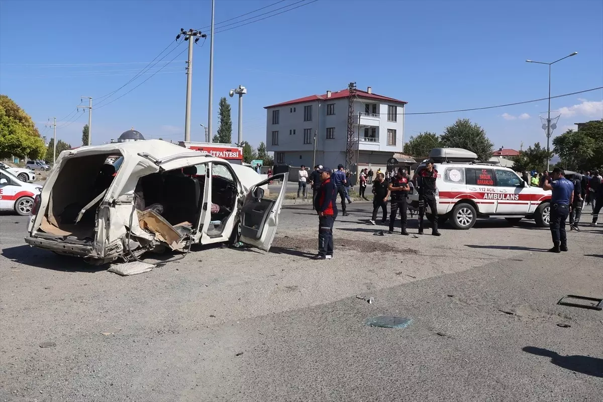 Iğdır'da Özel Harekat Polisi Aracının Minibüsle Çarpışması: 4 Yaralı